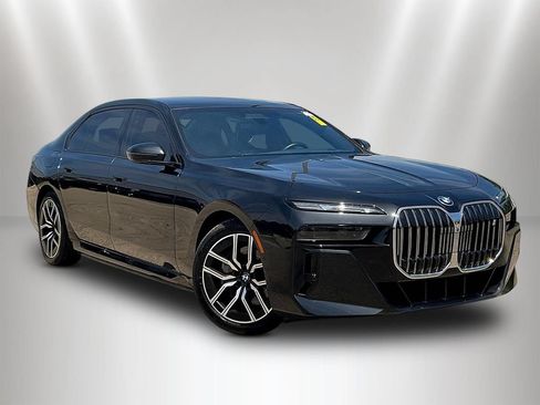 Used 2023 BMW i7 xDrive60 w/ Executive Package 2 AWD/4WD image 3