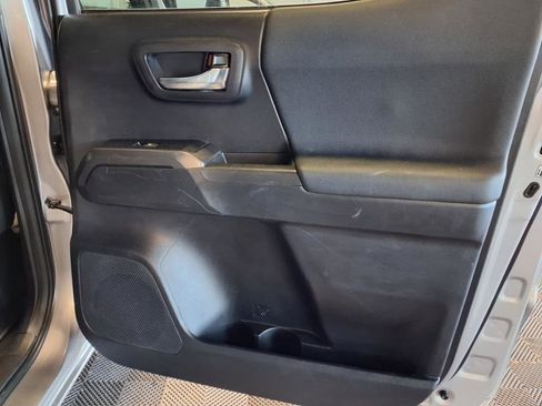 Used 2020 Toyota Tacoma TRD Off-Road w/ Technology Package image 8