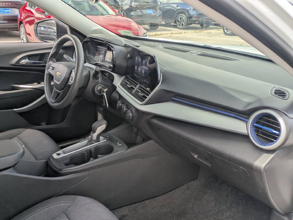 Used 2025 Chevrolet Trax LS FWD image 30