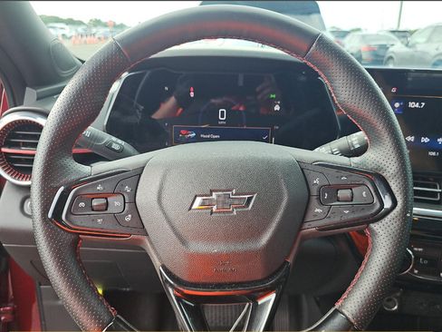 Used 2025 Chevrolet Trax RS FWD image 12