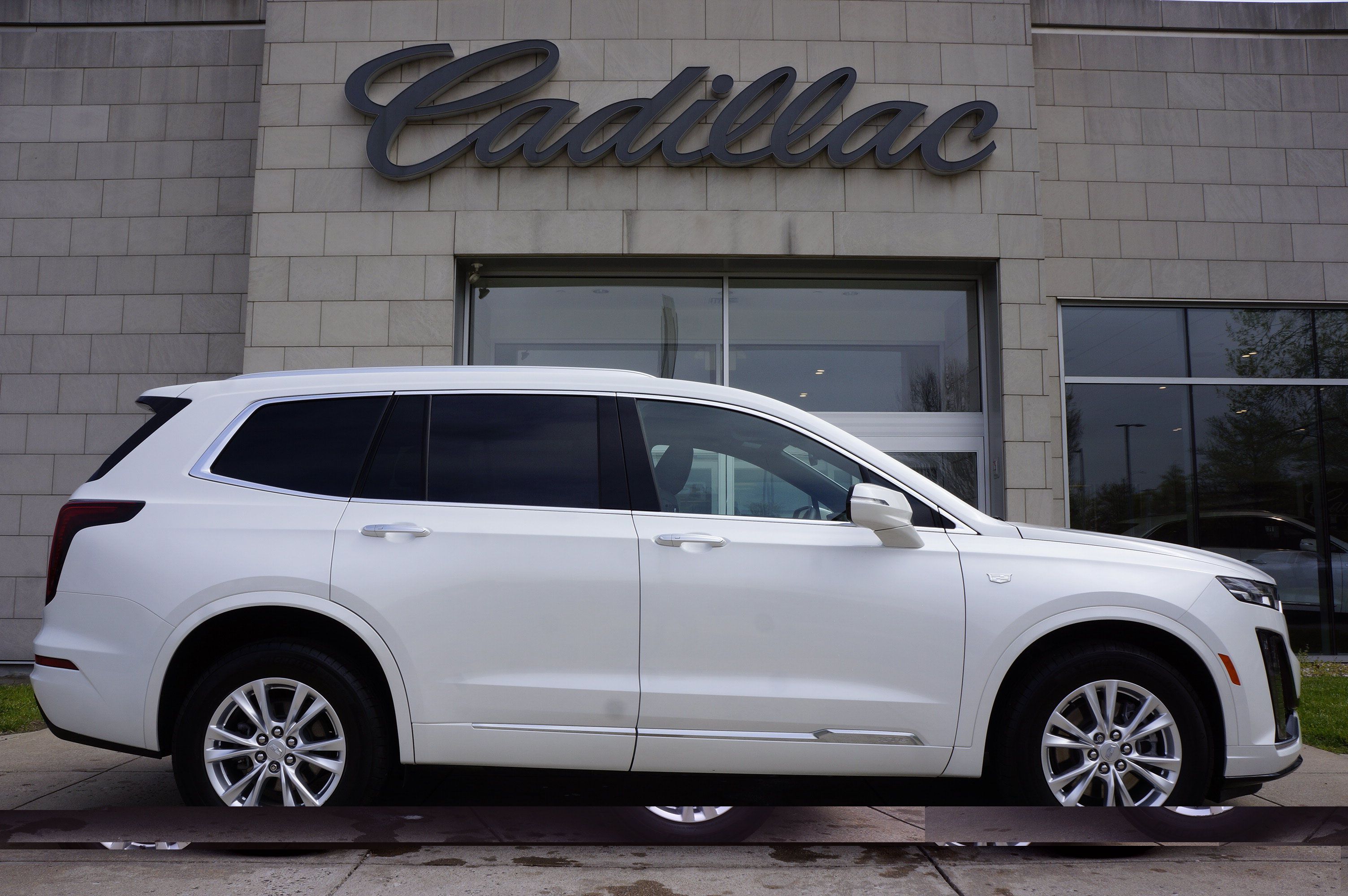 Used 2025 Cadillac XT6 Luxury AWD/4WD image 3
