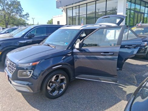 Used 2020 Hyundai Venue FWD image 22