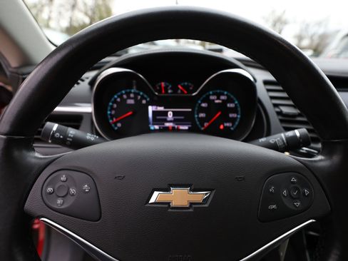 Used 2015 Chevrolet Impala LT w/ Convenience Package image 21