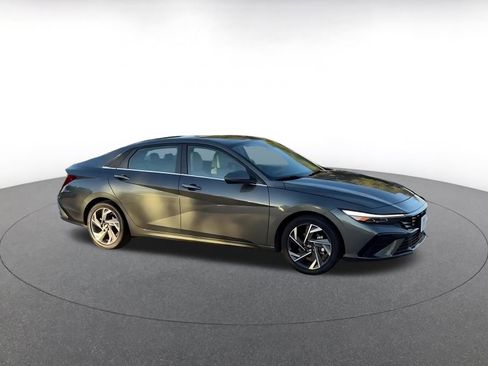 Used 2025 Hyundai Elantra Limited image 2