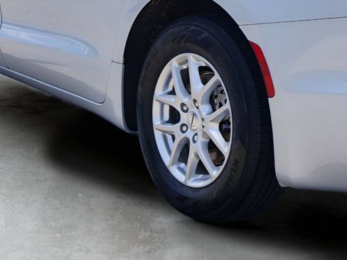 Used 2024 Chrysler Pacifica Touring-L FWD image 9