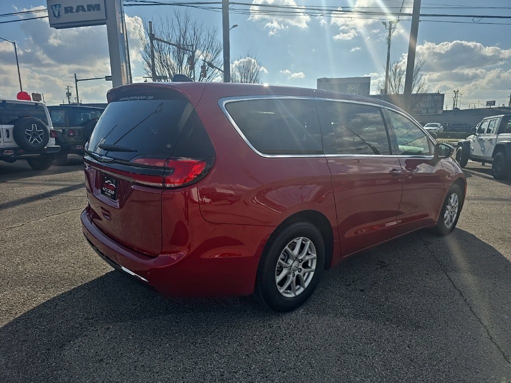 New 2026 Chrysler Pacifica Select FWD image 3