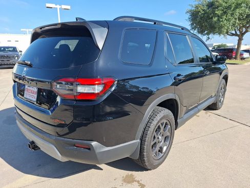 Used 2025 Honda Pilot TrailSport image 6