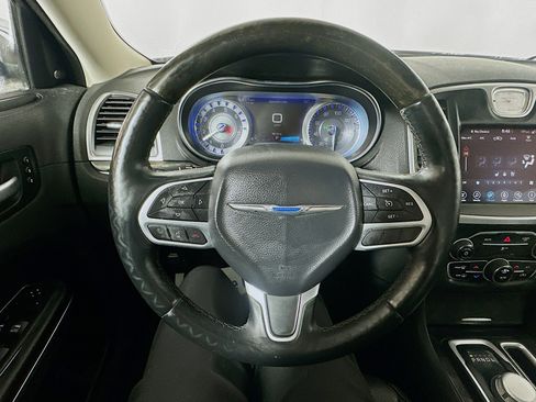 Used 2017 Chrysler 300 C image 11