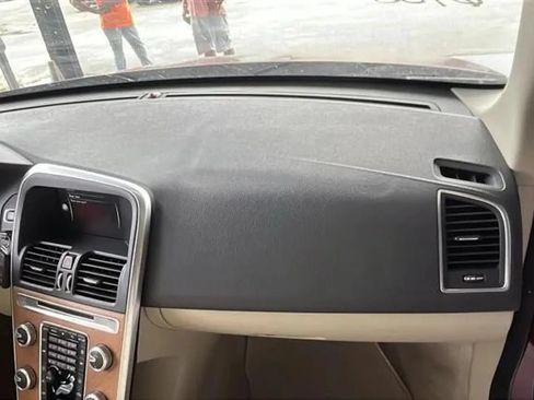 Used 2015 Volvo XC60 T5 Premier w/ Proximity Package FWD image 9
