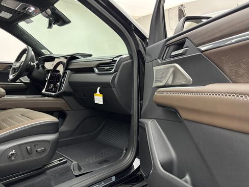 New 2026 GMC Acadia Denali Ultimate w/ LPO, Floor Liner Package AWD/4WD image 38