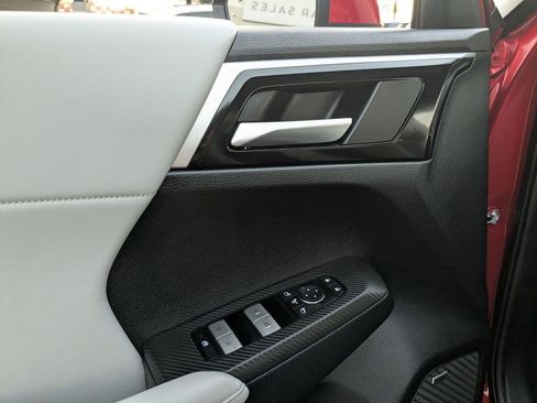 Used 2025 Mitsubishi Outlander SE image 14