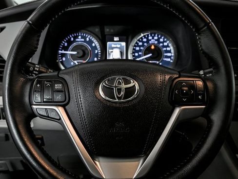 Used 2015 Toyota Sienna XLE Premium image 19