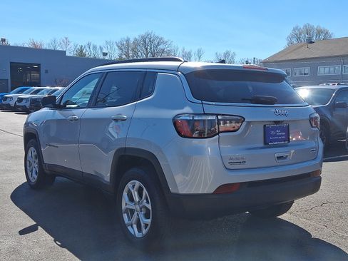 Used 2024 Jeep Compass Latitude AWD/4WD image 5