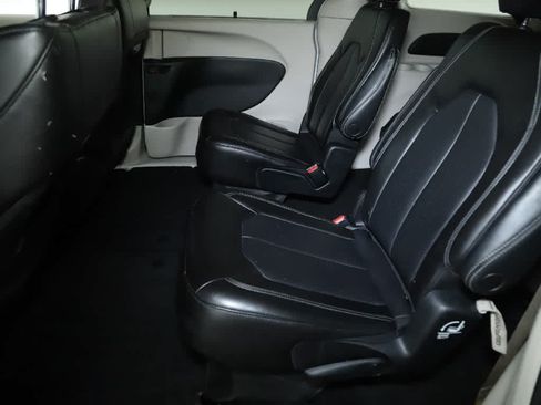 Used 2023 Chrysler Pacifica Touring-L FWD image 14