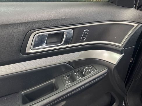 Used 2017 Ford Explorer XLT w/ Equipment Group 202A AWD/4WD image 10
