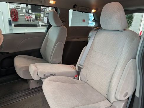 Used 2017 Toyota Sienna LE image 25