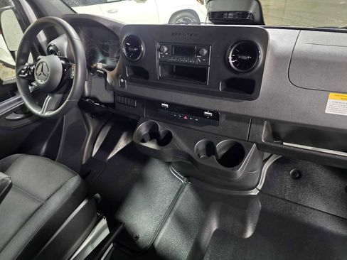 Used 2025 Mercedes-Benz Sprinter 2500 image 10