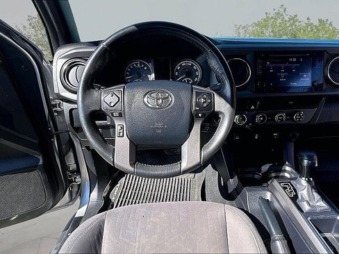 Used 2017 Toyota Tacoma TRD Sport w/ Tow Package (A/T) image 9