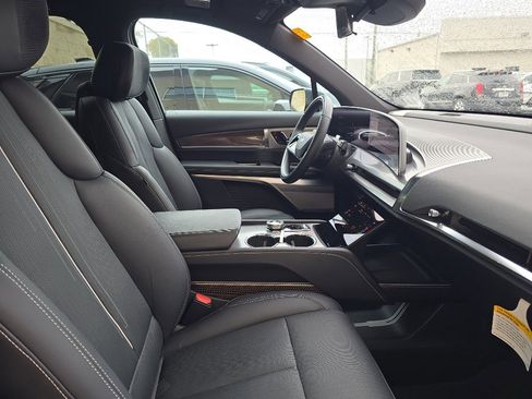 Used 2026 Cadillac Vistiq Sport image 11