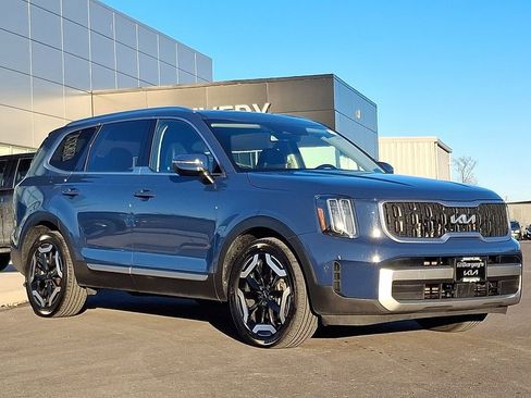 Used 2023 Kia Telluride EX w/ EX Captain's Chair Package image 3