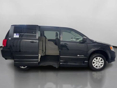 Used 2018 Dodge Grand Caravan SE image 11