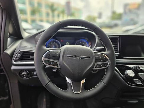 New 2026 Chrysler Pacifica Select FWD image 23
