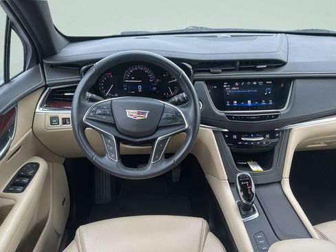 Used 2018 Cadillac XT5 Luxury w/ Driver Awareness Package image 17