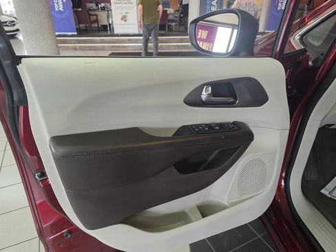 Used 2021 Chrysler Voyager LX FWD image 9