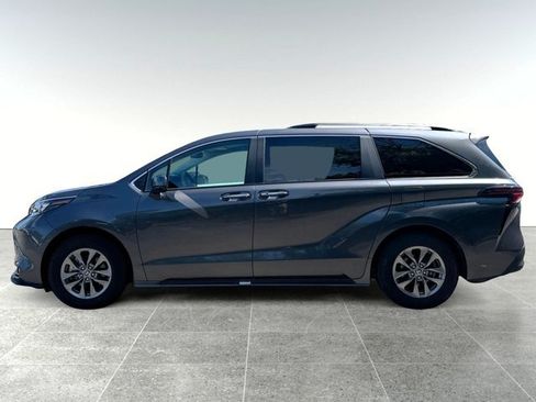 Used 2025 Toyota Sienna XLE w/ XLE Plus Package AWD/4WD image 2