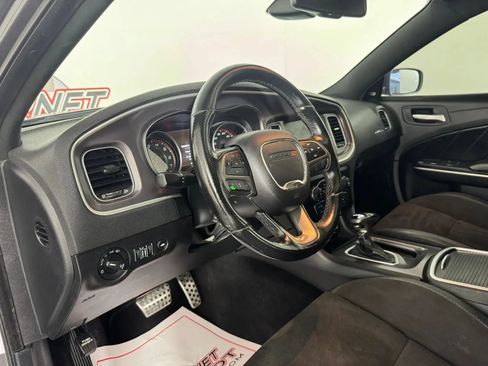 Used 2019 Dodge Charger Scat Pack w/ Dynamics Package RWD image 10