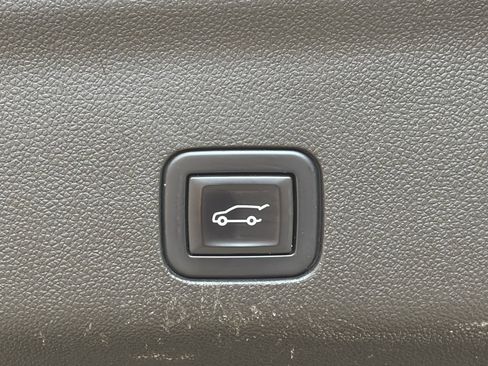 Used 2022 Chevrolet Tahoe Z71 w/ Luxury Package image 17