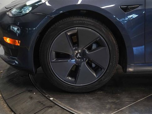 Used 2023 Tesla Model 3 Standard Range image 9