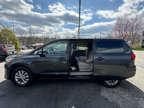 Used 2019 Kia Sedona LX image 39