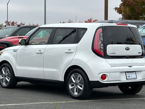 Used 2017 Kia Soul EV + image 6