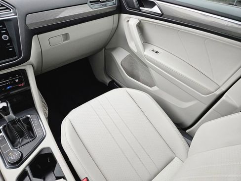 Used 2022 Volkswagen Tiguan SE R-Line image 15