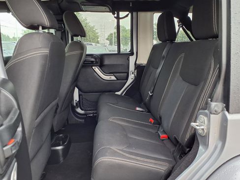 Used 2016 Jeep Wrangler Unlimited Sahara w/ Connectivity Group AWD/4WD image 16