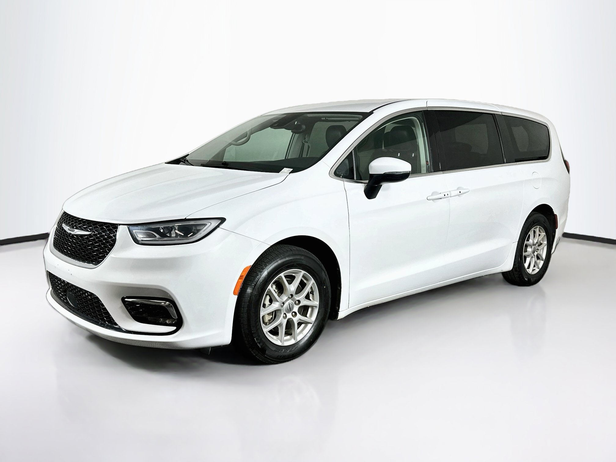 Used 2023 Chrysler Pacifica Touring-L FWD image 3