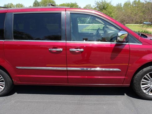 Used 2013 Chrysler Town & Country Touring-L w/ Driver Convenience Group FWD image 32