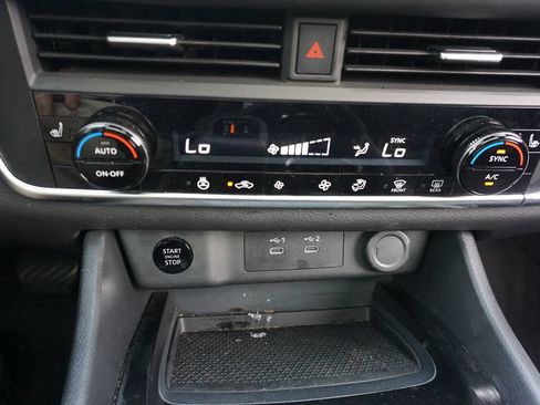 Used 2024 Nissan Rogue SV w/ SV Premium Package FWD image 11