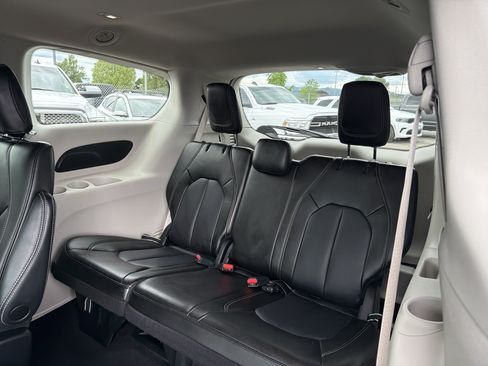 Used 2023 Chrysler Pacifica Touring-L FWD image 12