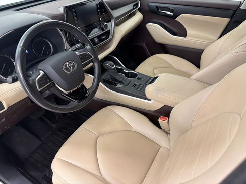 Used 2020 Toyota Highlander XLE AWD/4WD image 4