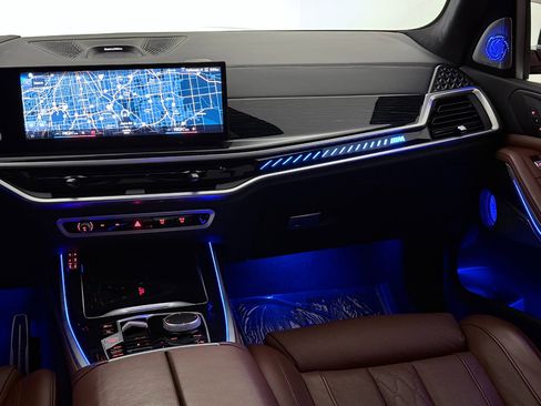 Used 2023 BMW X7 M60i w/ Climate Comfort Package image 29