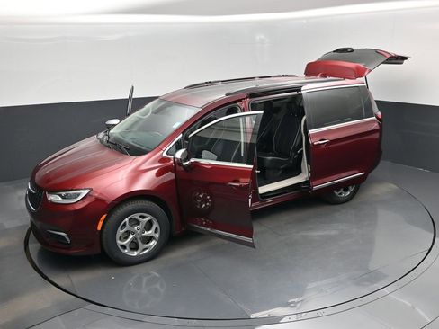 Used 2022 Chrysler Pacifica Limited image 61