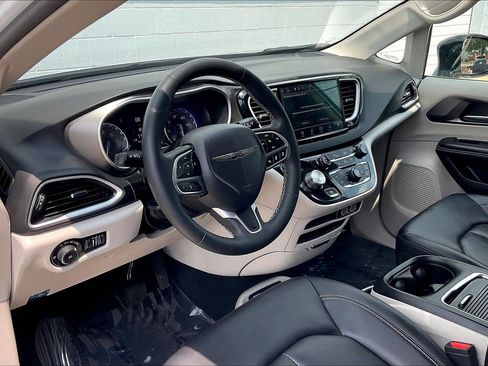 Used 2024 Chrysler Pacifica Touring-L FWD image 18