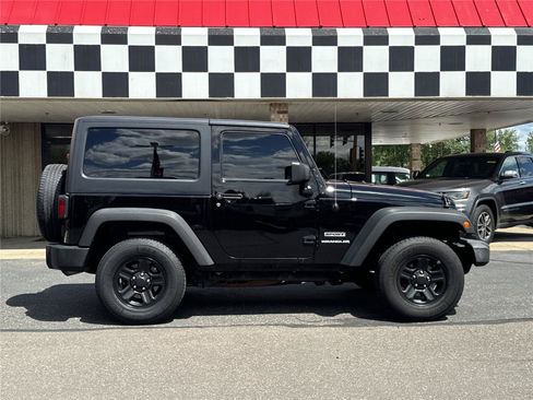 Used 2017 Jeep Wrangler Sport w/ Connectivity Group AWD/4WD image 8