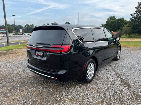 Used 2023 Chrysler Pacifica Touring FWD image 3