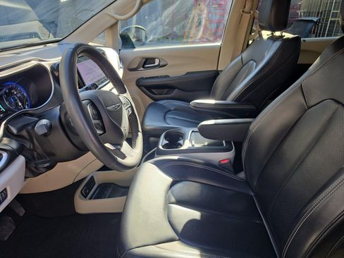 Used 2023 Chrysler Pacifica Touring-L FWD image 13