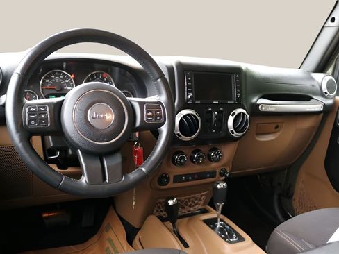 Used 2015 Jeep Wrangler Unlimited Sahara w/ Max Tow Package AWD/4WD image 13