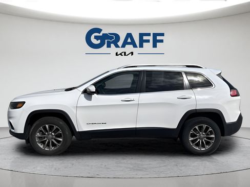 Used 2019 Jeep Cherokee Latitude Plus w/ Cold Weather Group AWD/4WD image 3