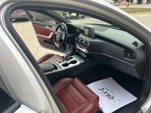 Used 2018 Kia Stinger GT2 image 18